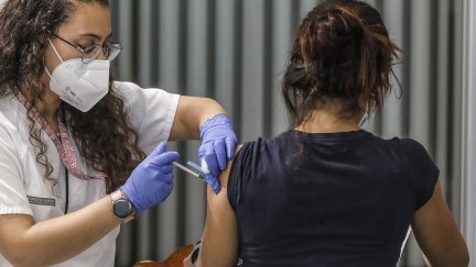 Una joven recibe la vacuna contra el COVID-19 (EP).