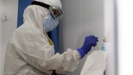 Un sanitario realiza un prueba PCR.
