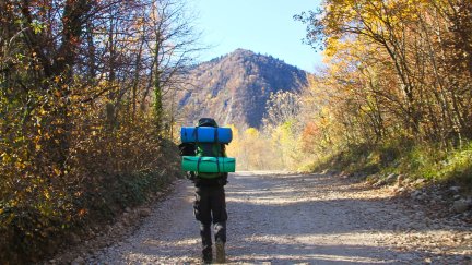 Un montañero carga su mochila durante una excursión (Pixabay).