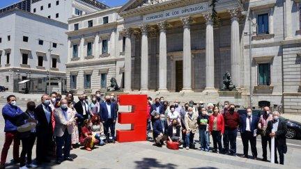 Miembros de la Plataforma de la España Vaciada junto al Congreso. (Foto: Teruel Existe)