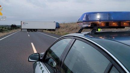 El vehículo ha quedado cruzado en la autovía, cortando los dos sentidos de la circulación. (Foto: Guardia Civil Huesca).