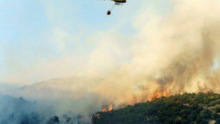 Un helicóptero, en la labores de extinción del incendio declarado en el término de El Tiemblo, en Ávila (EP).