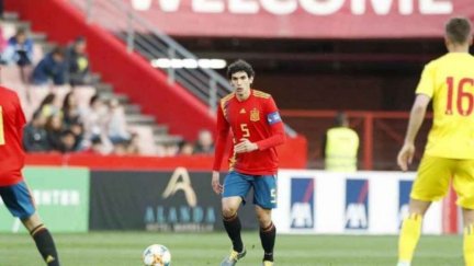 El aragonés Jesús Vallejo, medallista con la selección de fútbol.