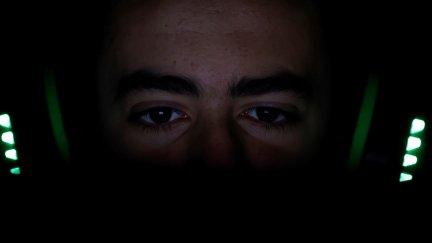 Un adolescente, con cascos (EFE).