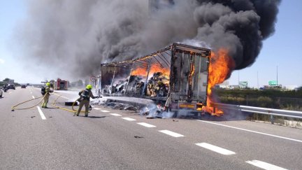 Un camión se ha incendiado en Zaragoza cuando circulaba por la A2 dirección Madrid.