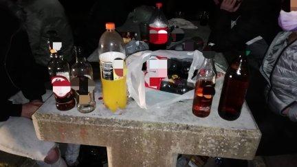 Varios jóvenes hacen botellón (Imagen de archivo).