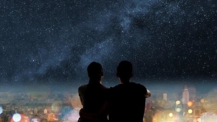 Una pareja, contemplando la lluvia de estrellas (EP).