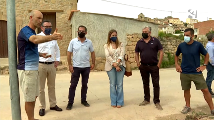 El presidente del Partido Popular de Aragón, Luis María Beamonte, durante una visita este miércoles a Mazaleón.