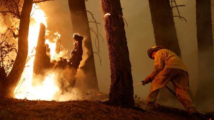 Un bombero combate las llamas en Dixie Fire, California (EFE).
