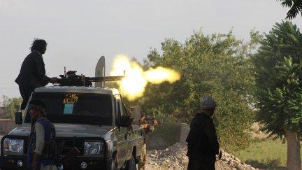 Fuerzas afganas intercambian disparos con militantes talibanes.