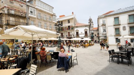 Varias personas en una terraza de Vigo