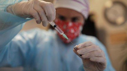 Una sanitaria prepara una dosis de la vacuna contra la COVID-19 (EP).