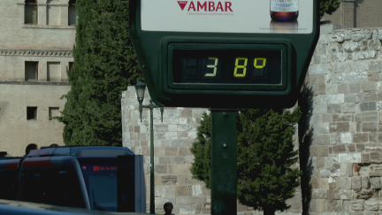 Esta era la temperatura que marcaban los termómetros de calle en la plaza del Pilar pasadas las seis de la tarde.