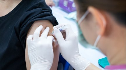 Una mujer recibe la vacuna contra la COVID-19.