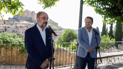 Javier Lambán, presidente de Aragón, en su visita a Alquézar (Huesca).