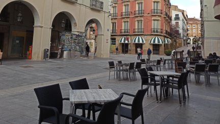 Terrazas vacías en el centro de Huesca.