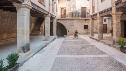 Una calle de la localidad de Ráfales (Teruel).