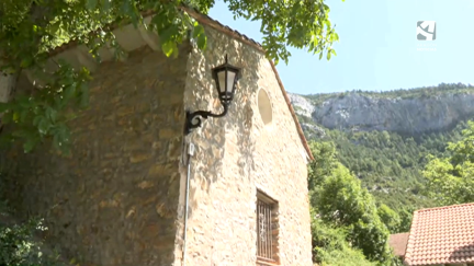 Farolillo de luz eléctrica en Revilla (Huesca).