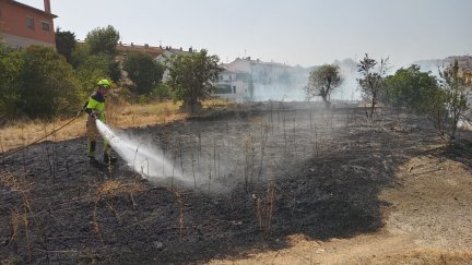 El fuego no ha sido grande, pero ha quedado muy cerca de la viviendas. (Foto: Bomberos DPH).