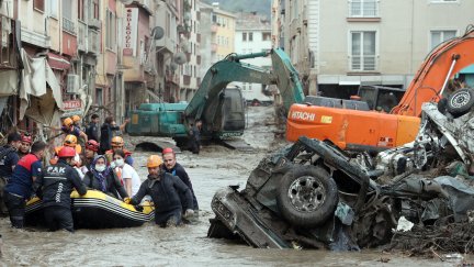 Los equipos de rescate actúan en las inundaciones en Turquía.