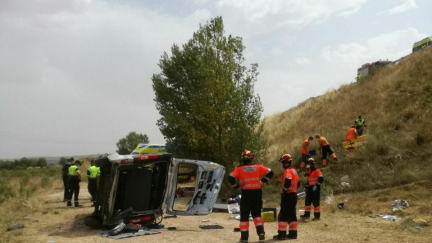 El vehículo ha caído por un terraplén en la entrada al viaducto. (Foto: Bomberos Diputación Teruel).