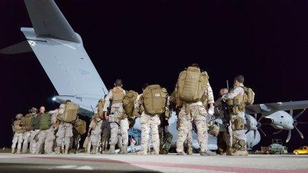 Sube el contingente al avión que parte hacia Dubái (Emiratos Árabes).