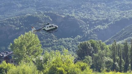 Un helicóptero de la Guardia Civil aterriza este lunes en Benasque.