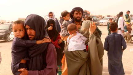 Una familia afgana trata de huir del país.