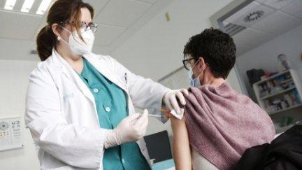 Una enfermera inyecta una dosis de la vacuna contra la COVID-19.