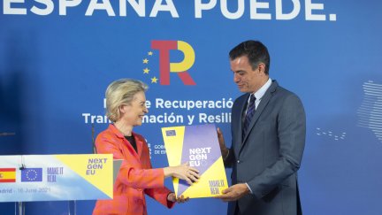 La presidenta de la Comisión Europea, Ursula von der Leyen y el presidente del Gobierno, Pedro Sánchez, en una imagen de archivo (EP).