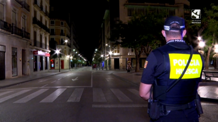 La Policía Local de Huesca vigila las calles de la capital altoaragonesa durante el toque de queda.