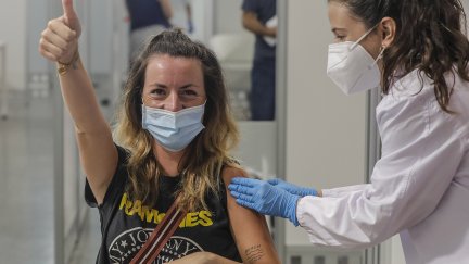 Una joven se vacuna contra la COVID-19.