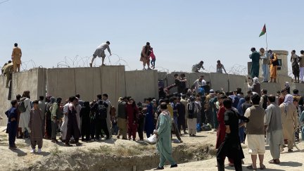 Decenas de afganos se agolpan en el exterior del aeropuerto de Kabul. (EFE)