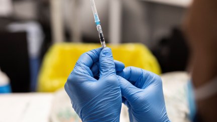 Un sanitario sujeta una jeringuilla con la vacuna de la COVID-19 (EP).