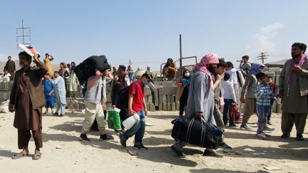 Un grupo de afganos ante el Aeropuerto Internacional Hamid Karzai para tratar de huir del país.
