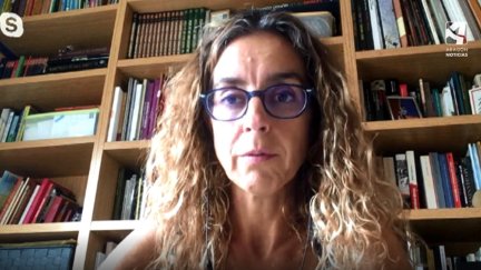 La corresponsal, Mònica Bernabé, durante una entrevista por Skype en Aragón TV.