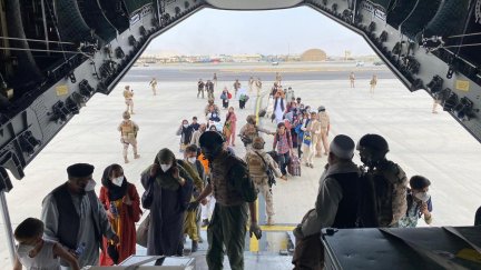 Un grupo de españoles y colaboradores afganos embarcan en un avión de las Fuerzas Armadas de España (EP).