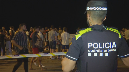 Las playas de Barcelona registraron anoche una gran afluencia tras levantarse el toque de queda.