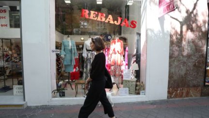 icono foto Un cartel de rebajas en el escaparate de un establecimiento comercial.