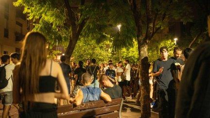 Un gran número de personas en las fiestas del barrio de Gràcia (EP).
