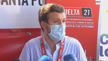 Pablo Casado, hoy en Santa Pola, siguiendo la Vuelta ciclista a España.