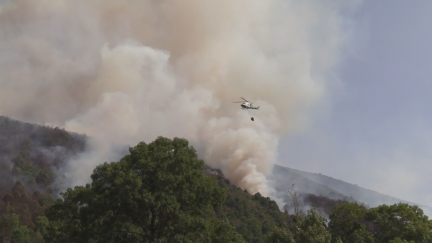 Medios aéreos en el incendio de Ezcaray. (EFE).