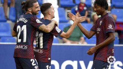 Los jugadores de la SD Huesca celebran uno de los tantos ante el Eibar.