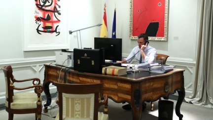 Pedro Sánchez durante su conversación con Biden. (Foto: EFE/Pool Moncloa/Fernando Calvo).