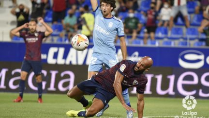 Mikel Rico y Delmás pelean por una pelota. Imagen: LaLiga