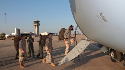 Varios militares suben a un avión en la base aérea de Torrejón de Ardoz (EP).