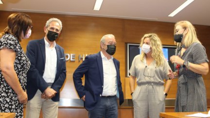 El presidente de la DPH, Miguel Gracia, en el centro, durante el acto de presentación. (DPH)