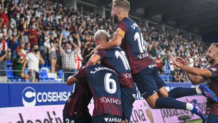 La SD Huesca celebra un tanto ante el Cartagena.