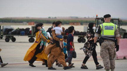 Algunas de las 260 personas procedentes de Afganistán que han llegado este lunes en un avión a la base aérea de Torrejón de Ardoz (EFE).