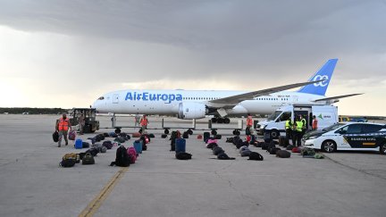 Llegada este lunes a la base aérea de Torrejón de Ardoz de un avión con 260 personas procedentes de Afganistán (EFE).